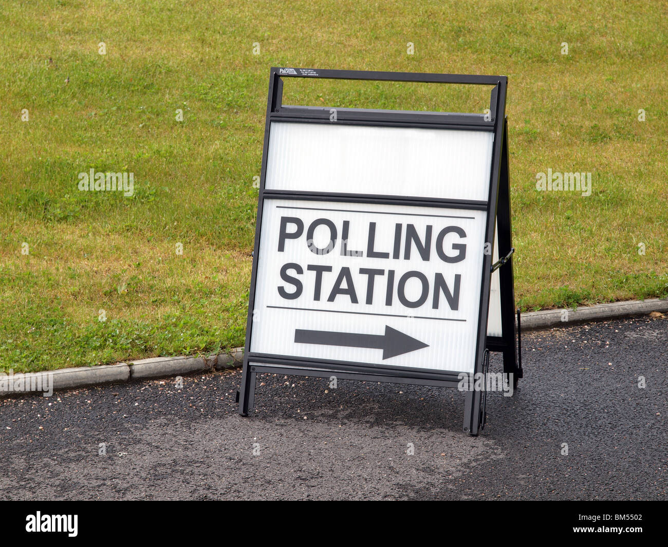 Segno al seggio elettorale durante le elezioni generali britanniche del 2010 Foto Stock