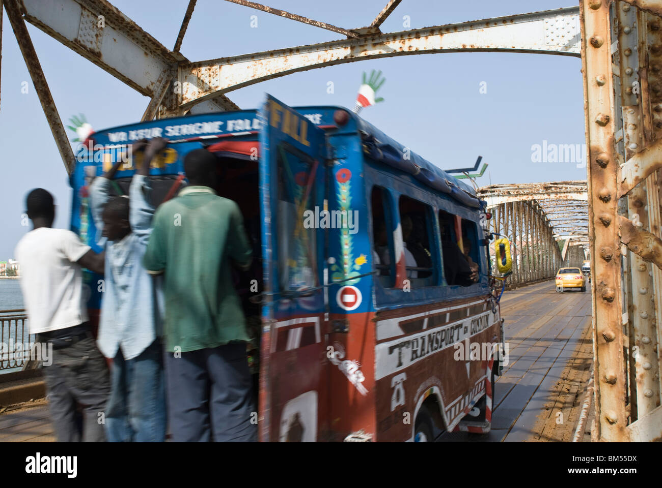 La gente sul bus pubblico attraversando il famoso ponte di Sant louis, Senegal Africa. Foto Stock