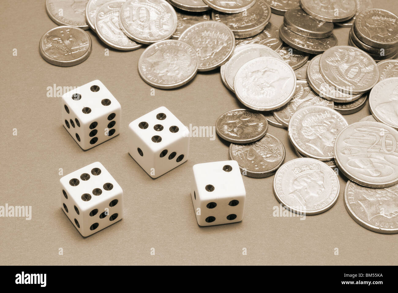 Dadi e monete Foto stock - Alamy