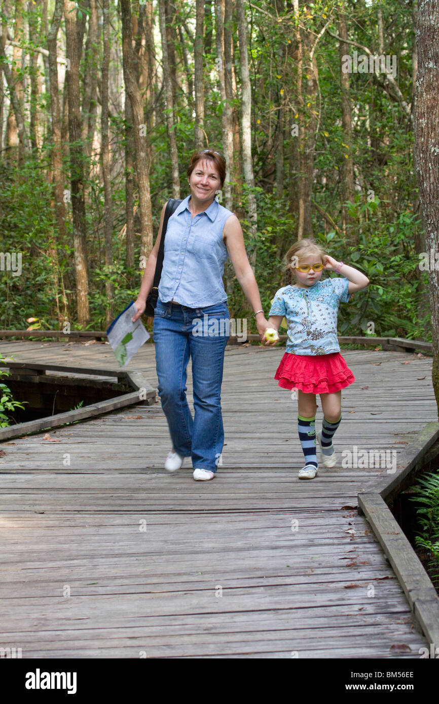 Su un sentiero naturale nel fine settimana, Okefenokee, Georgia Foto Stock