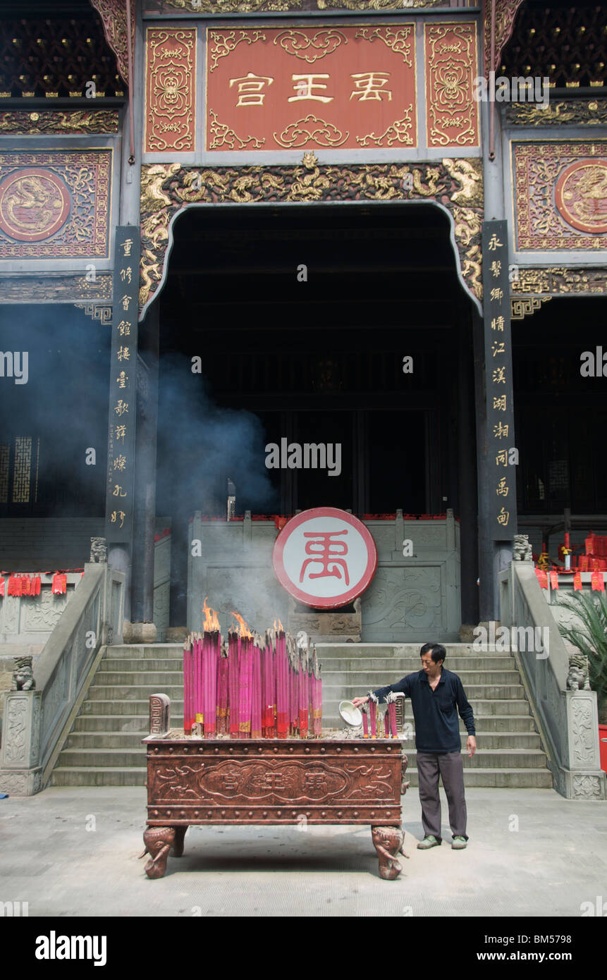 Brucia Incenso in Yuwang tempio in Huguang Guild Hall il vecchio quartiere di Chongqing Cina Foto Stock