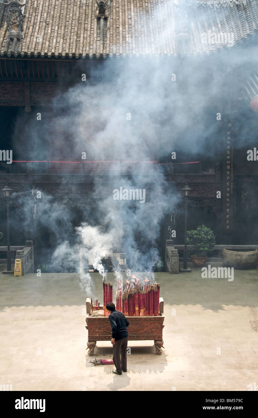Brucia Incenso in Yuwang tempio in Huguang Guild Hall il vecchio quartiere di Chongqing Cina Foto Stock