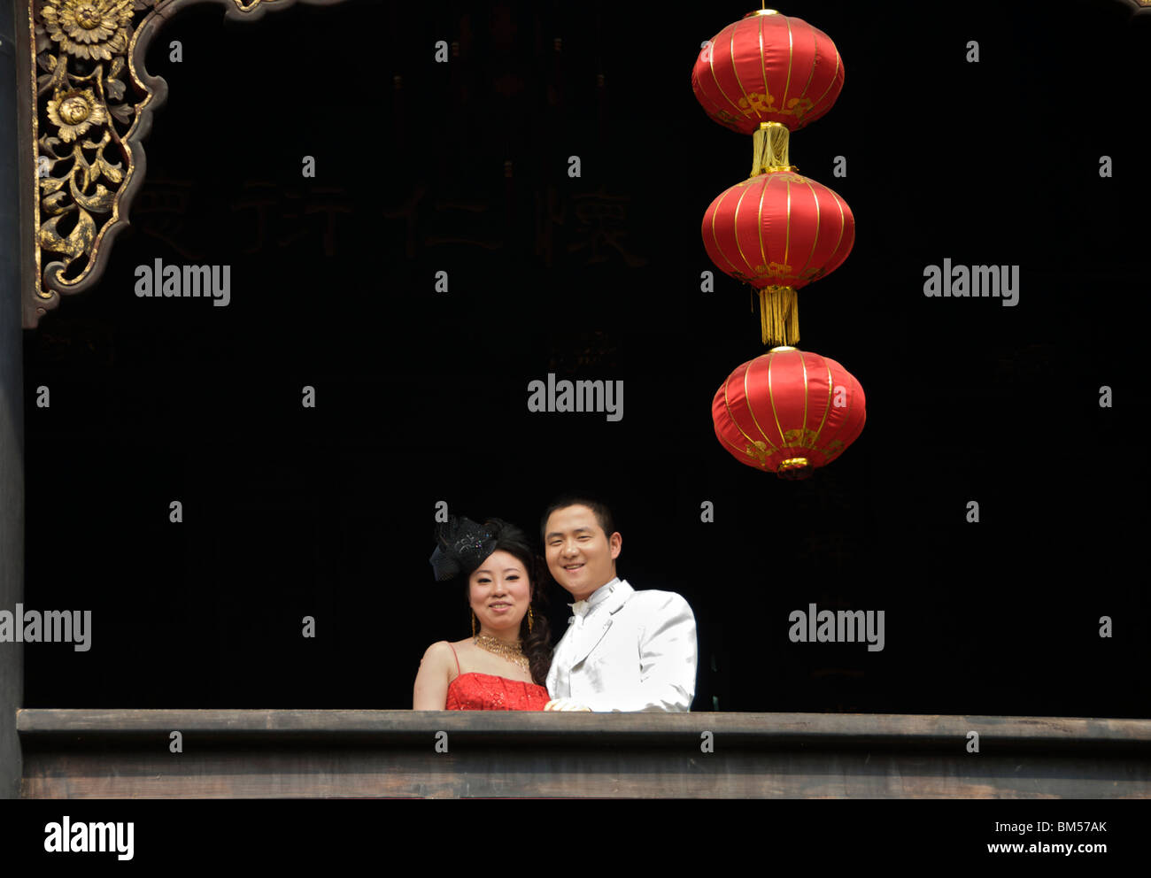 Felice Luna di miele giovane Yuwang tempio in Huguang Guild Hall il vecchio quartiere di Chongqing Cina Foto Stock