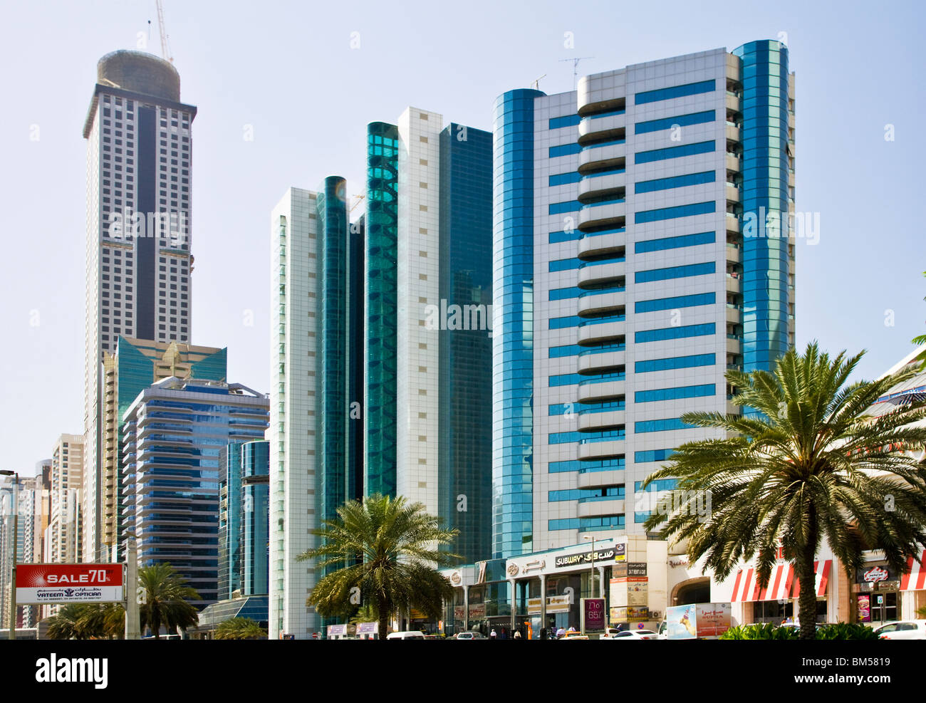 I moderni grattacieli lungo la Sheikh Zayed Road a Dubai, Emirati Arabi Uniti, Emirati arabi uniti Foto Stock