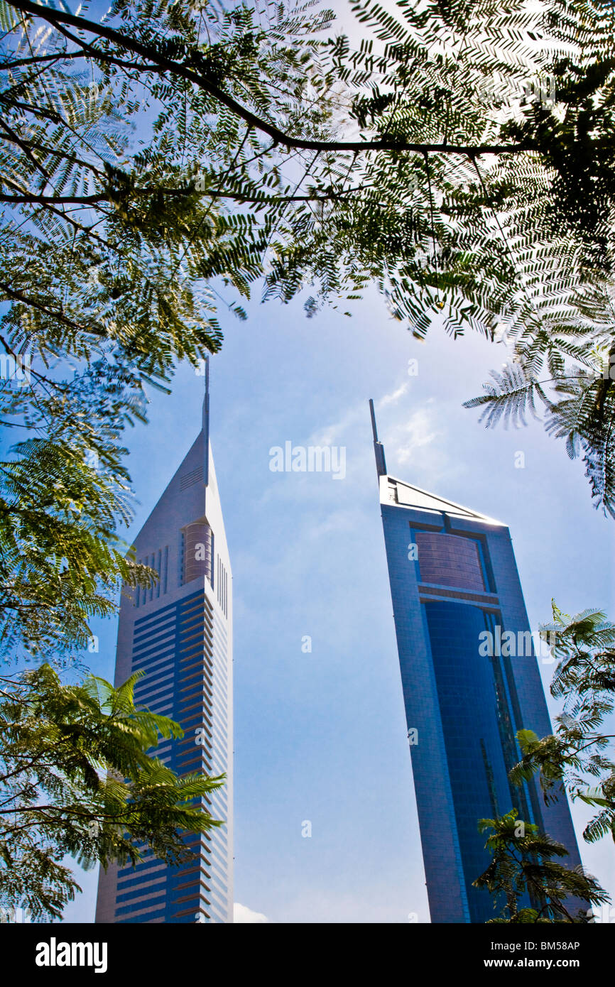 Emirates Towers su Sheikh Zayed Road nel centro finanziario di Dubai, Emirati Arabi Uniti, Emirati arabi uniti Foto Stock