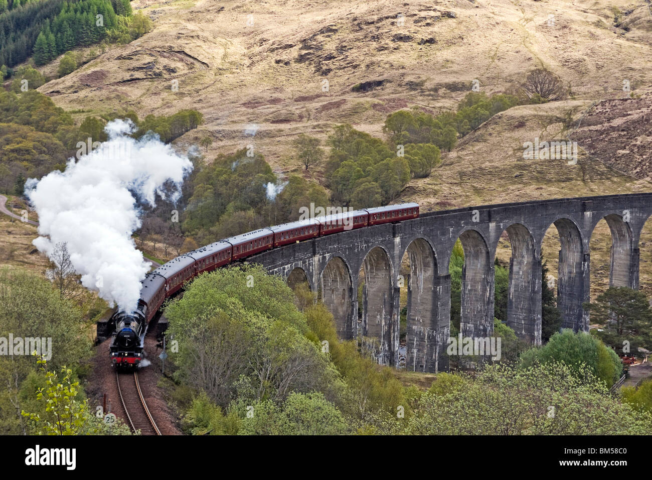 Nero 5 motore a vapore n. 45231 tira il primo Giacobita di stagione oltre il famoso viadotto Glenfinnan en route a Mallaig Foto Stock