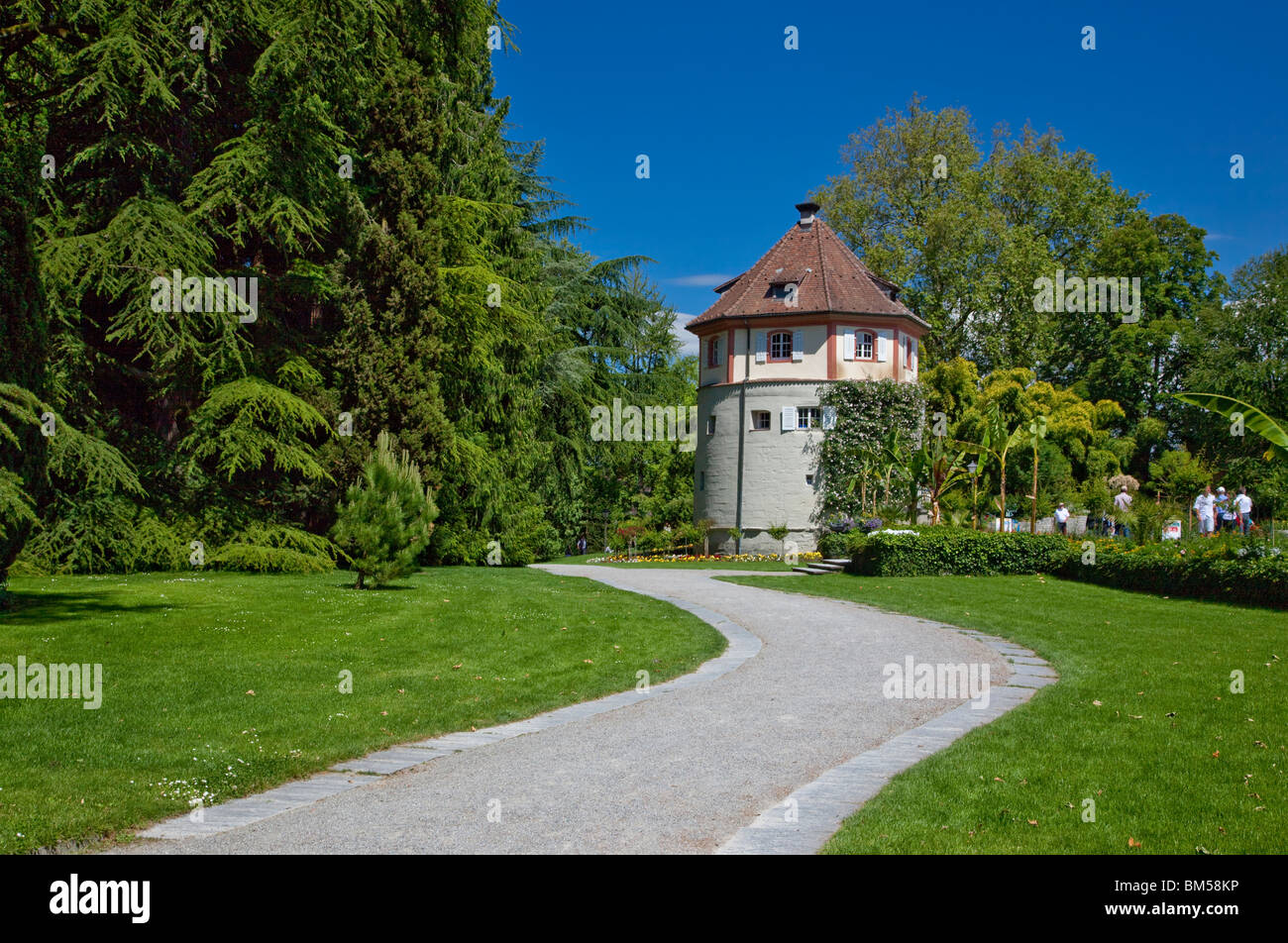 Il percorso che conduce alla piccola torre, Insel Mainau, Baden-Würtemberg, Germania Foto Stock