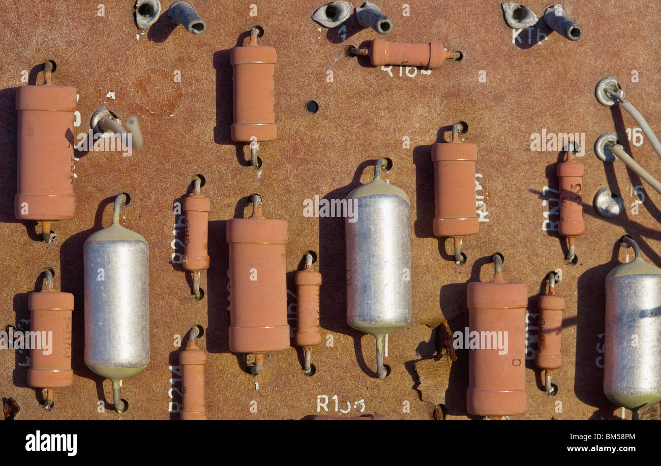 Vecchio rovinato piastra elettronica con resistori e condensatori Foto Stock