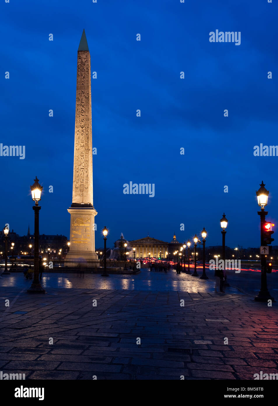 Vista notturna di Parigi Place de la Concorde con la fontana e il obelisco egiziano Foto Stock