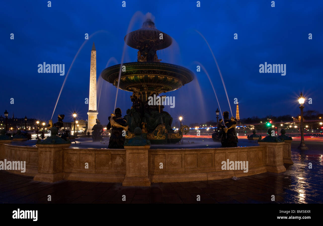 Vista notturna di Parigi Place de la Concorde con la fontana e il obelisco egiziano Foto Stock