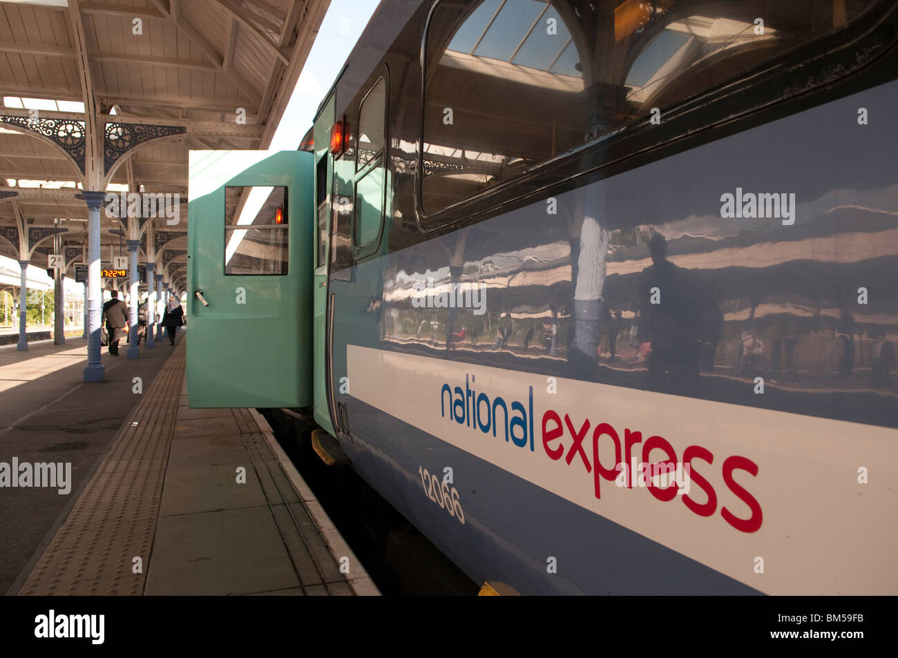 Narional Express carrozze ferroviarie a stazione di Norwich Foto Stock