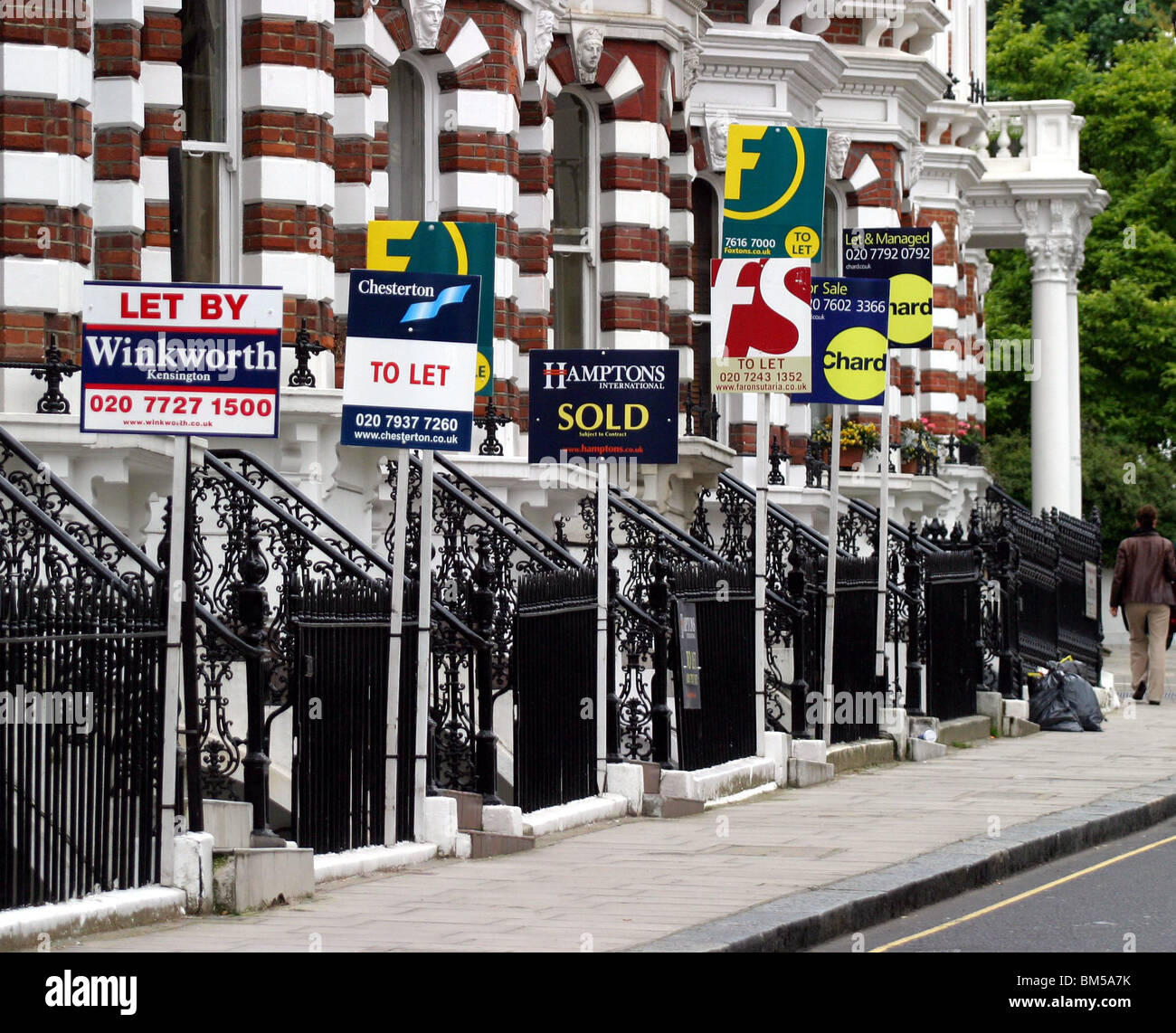 Agente immobiliare segni al di fuori di case in affitto e in vendita nel quartiere londinese di Kensington e di Chelsea Londra Foto Stock