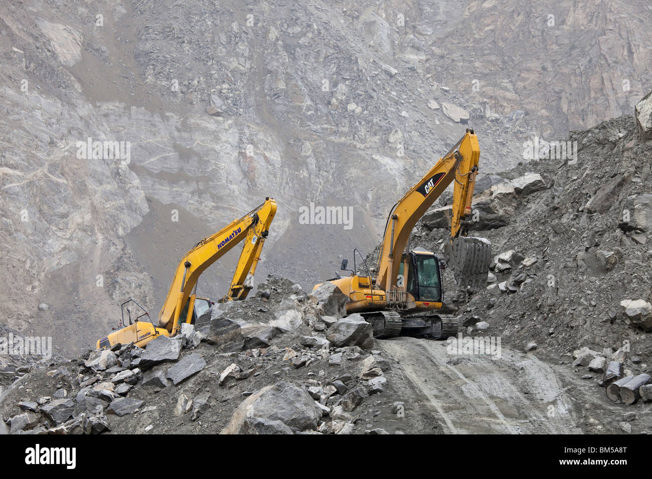 Lo stramazzo essendo scavato in corrispondenza della zona di frana a Attabad che blocchi la Karakoram Highway, Hunza, Pakistan Foto Stock