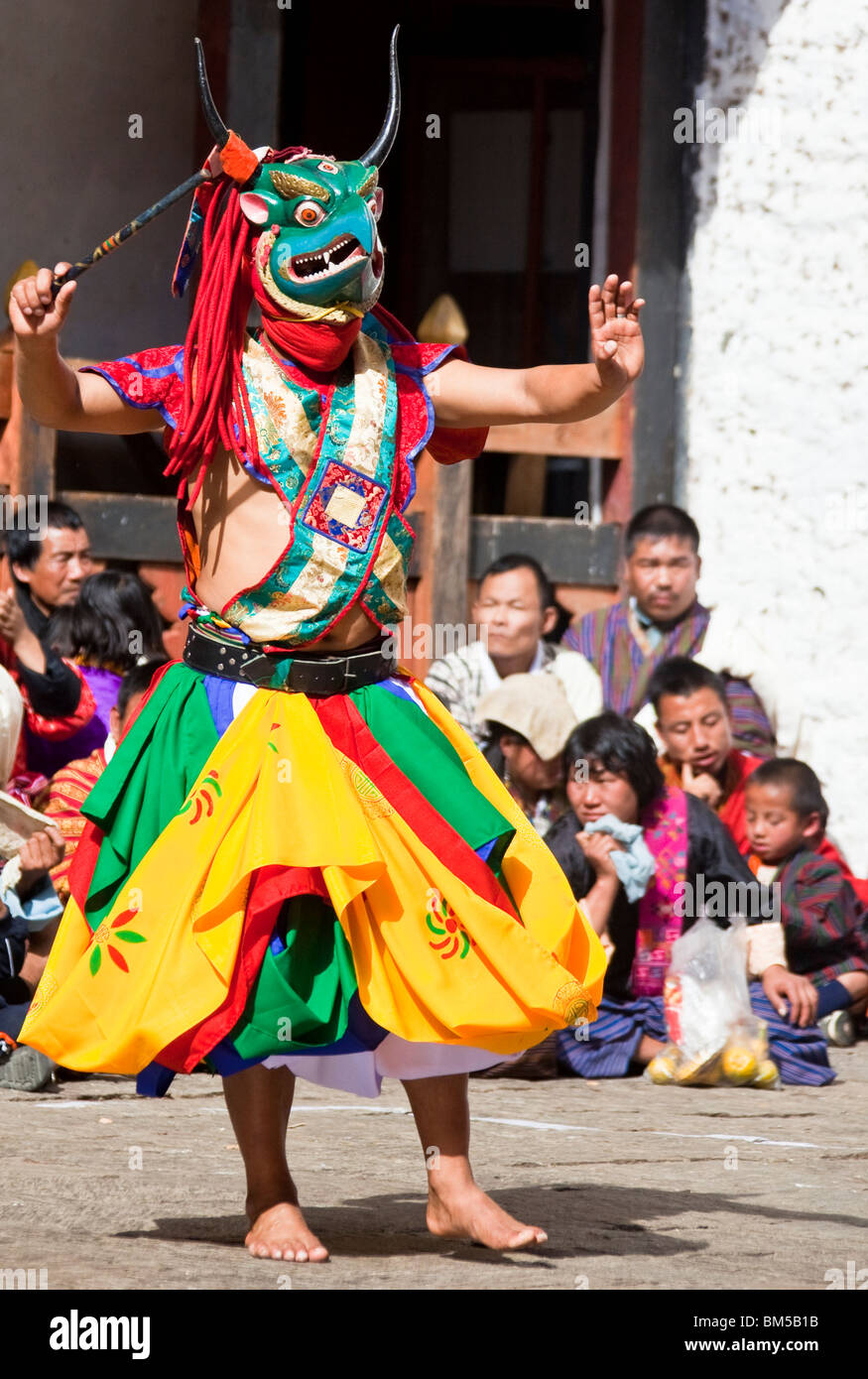 Danze tradizionali eseguite presso il festival annuale Tsechu in Trashigang, est Bhutan Foto Stock