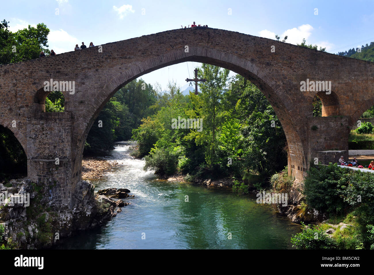 Pietra medievale Ponte sopra il fiume Sella, Cangas de Onis, Asturias, Spagna settentrionale Foto Stock