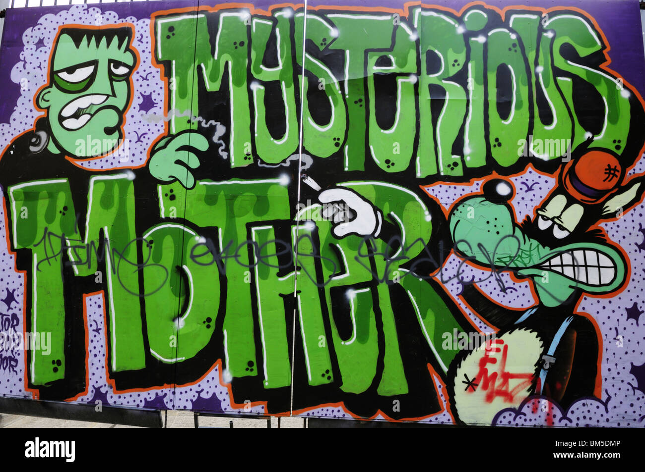 Misteriosa Madre Graffiti off Brick Lane, London, England, Regno Unito Foto Stock