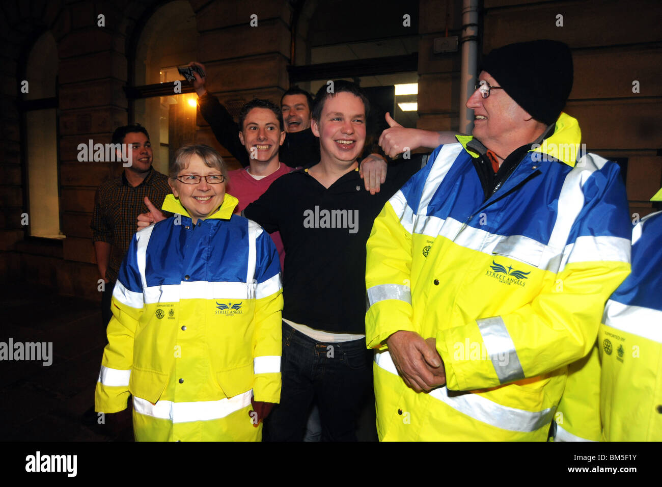 Gli angeli di strada pattuglia il centro città di Skipton per aiutare i bevitori e i membri più vulnerabili della comunità. Foto Stock