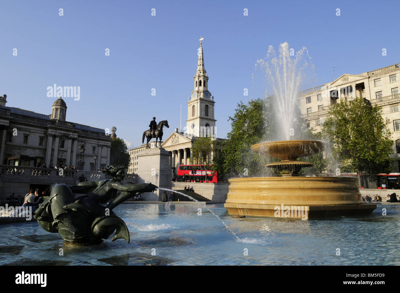 Trafalgar square fontane con la Chiesa di St Martins nei campi, London, England, Regno Unito Foto Stock