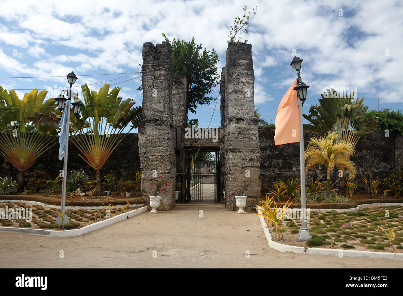 Entrata al Forte di Kota Park, Madridejos, Bantayan Island, Visayas nelle Filippine. Foto Stock