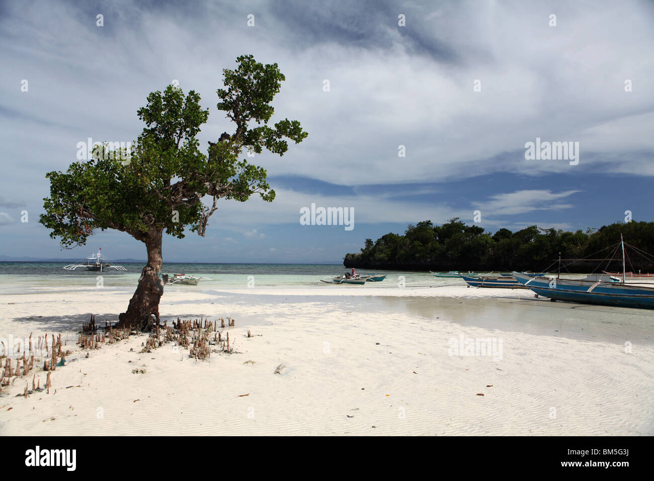 Una spiaggia locale nel nord dell isola di Malapascua, una piccola isola nella regione di Visayas nelle Filippine Foto Stock