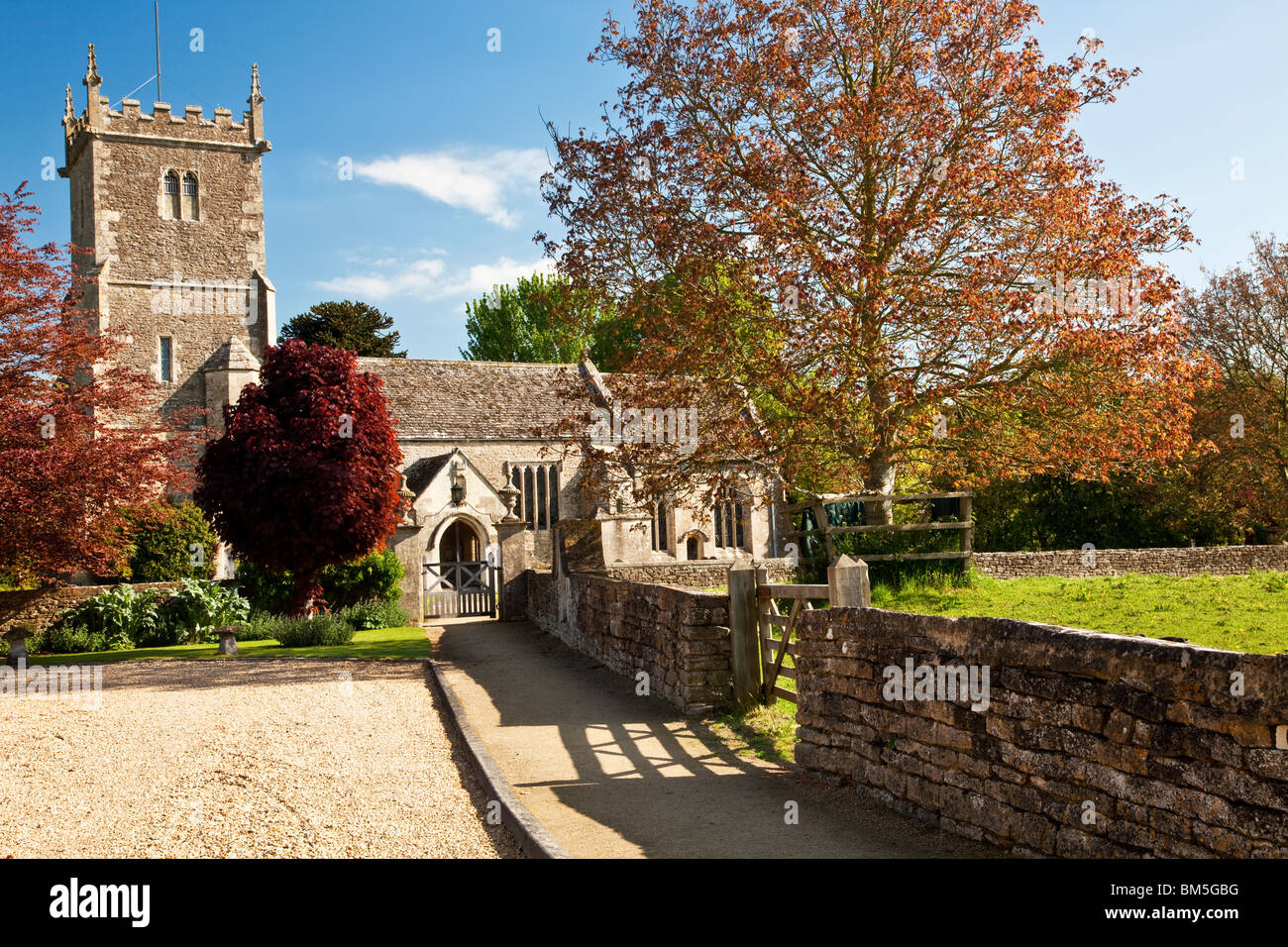 Basilica di San Pietro e di San Paolo un tipico villaggio inglese chiesa in grande Somerford, Wiltshire, Inghilterra, Regno Unito Foto Stock