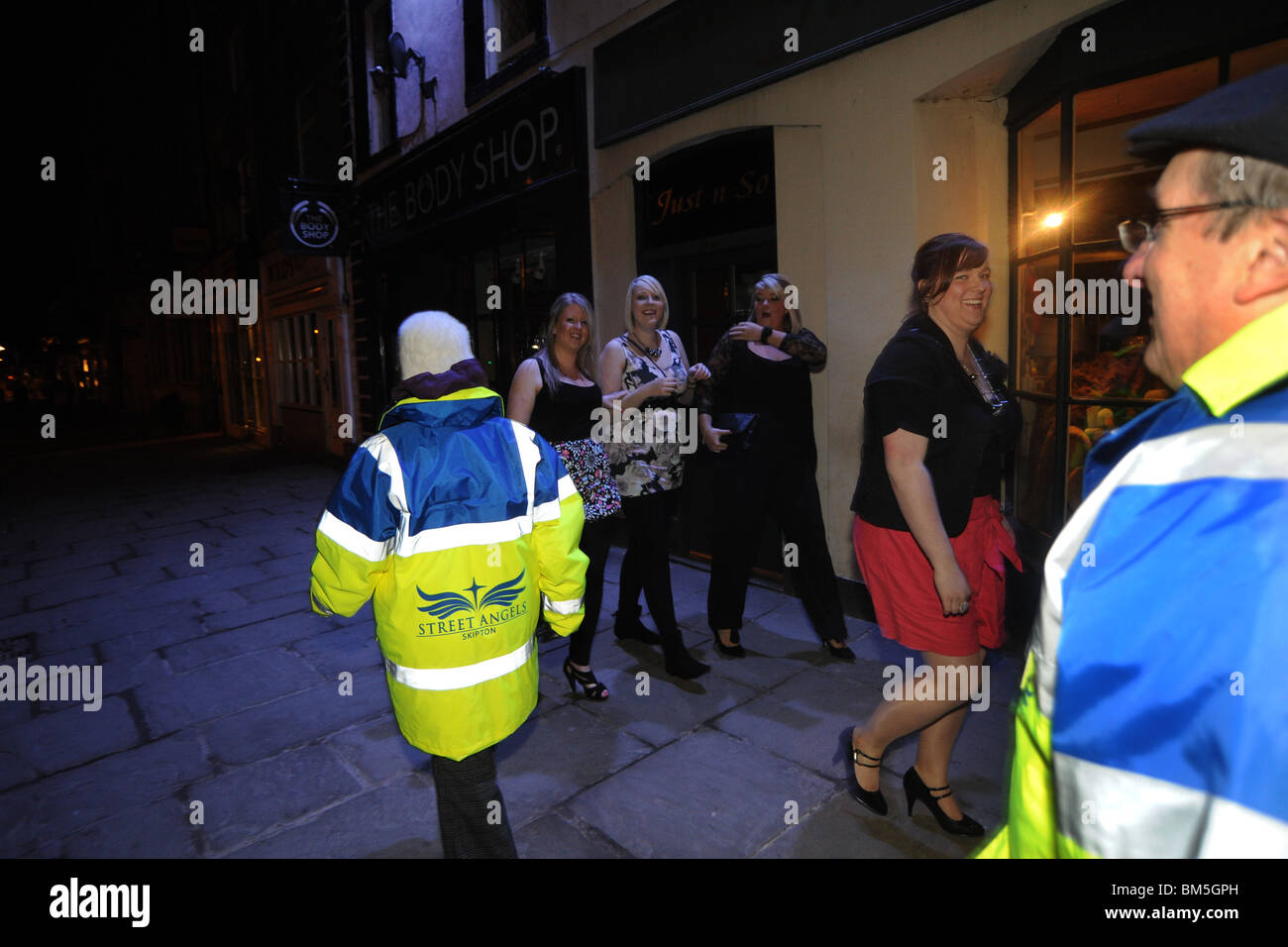 Gli angeli di strada pattuglia il centro città di Skipton per aiutare i bevitori e i membri più vulnerabili della comunità. Foto Stock