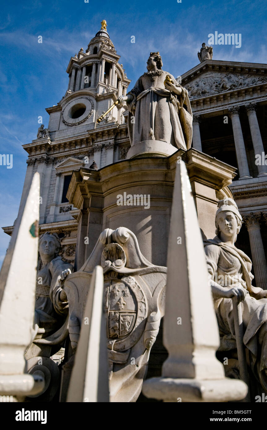 Statua della regina Anna di fronte la Cattedrale di St Paul, Londra, Regno Unito Foto Stock