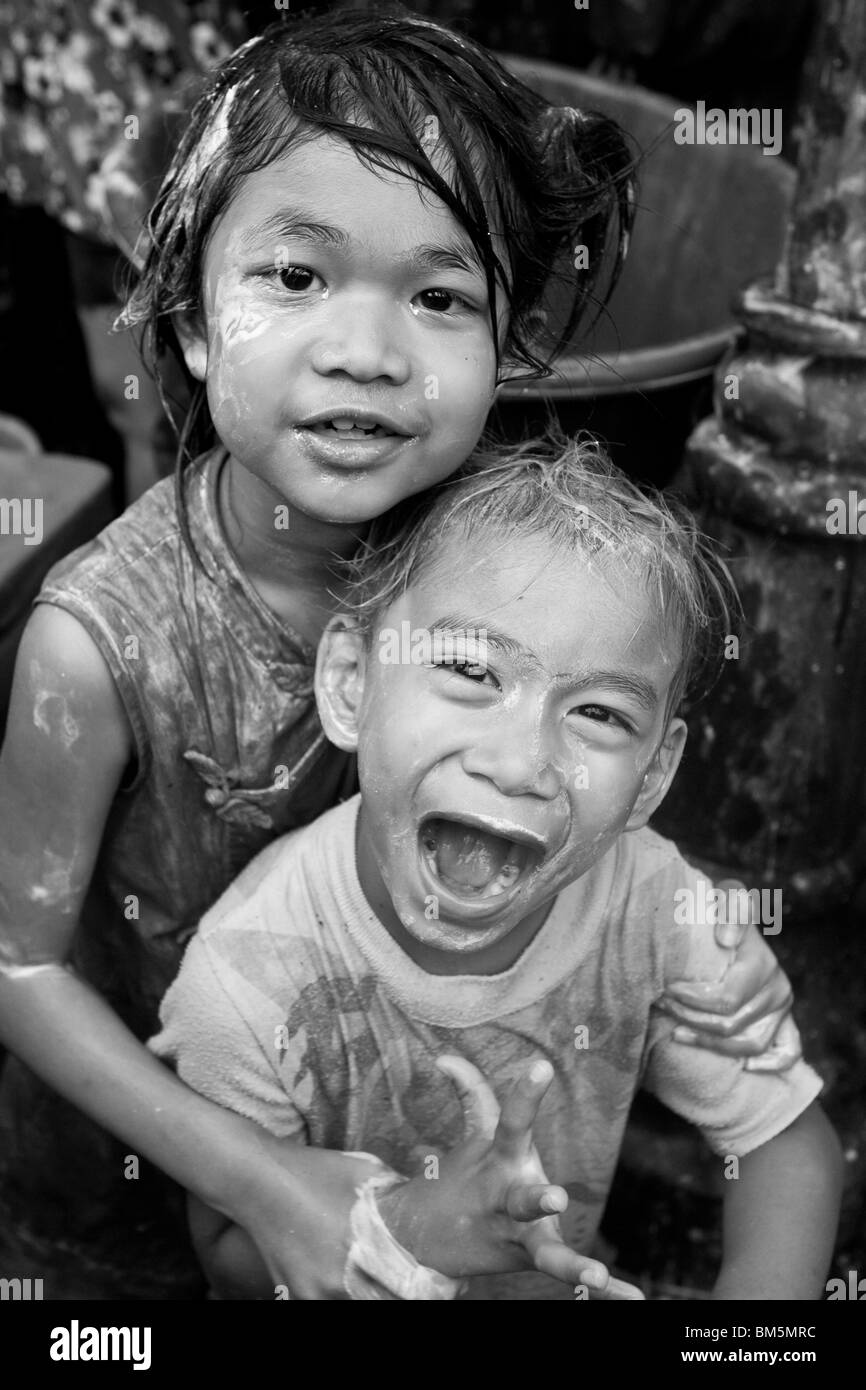 Bambino eccitato, il Songkran Festival dell'acqua, Bangkok, Thailandia Foto Stock