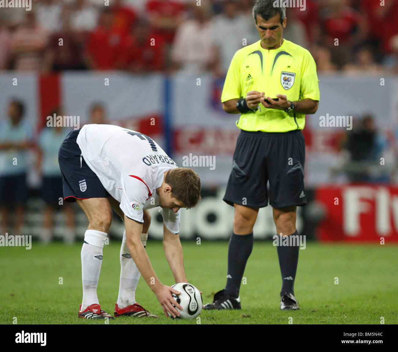 Steven Gerrard, l'Inghilterra, si prepara a prendere un calcio di rigore durante una partita dei quarti di finale della Coppa del mondo FIFA contro il Portogallo il 1° luglio 2006 a Gelsenkirchen, in Germania. Solo per uso editoriale. Uso commerciale vietato. (Fotografia di Jonathan Paul Larsen / Diadem Images) Foto Stock