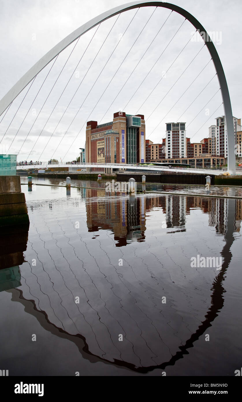 Millennium Bridge sul fiume Tyne Gateshead Winking Eye rasa al suolo con la riflessione nel fiume Tyne. BALTIC Centre for Contemporary art Foto Stock