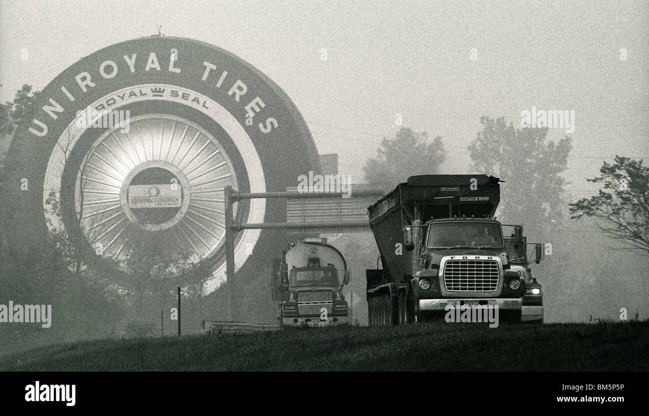Detroit 1988. I quattro piani pneumatico Uniroyal annuncio pubblicitario sulla I-94, Allen Park,Michigan,Detroit,STATI UNITI D'AMERICA. APH Foto Stock
