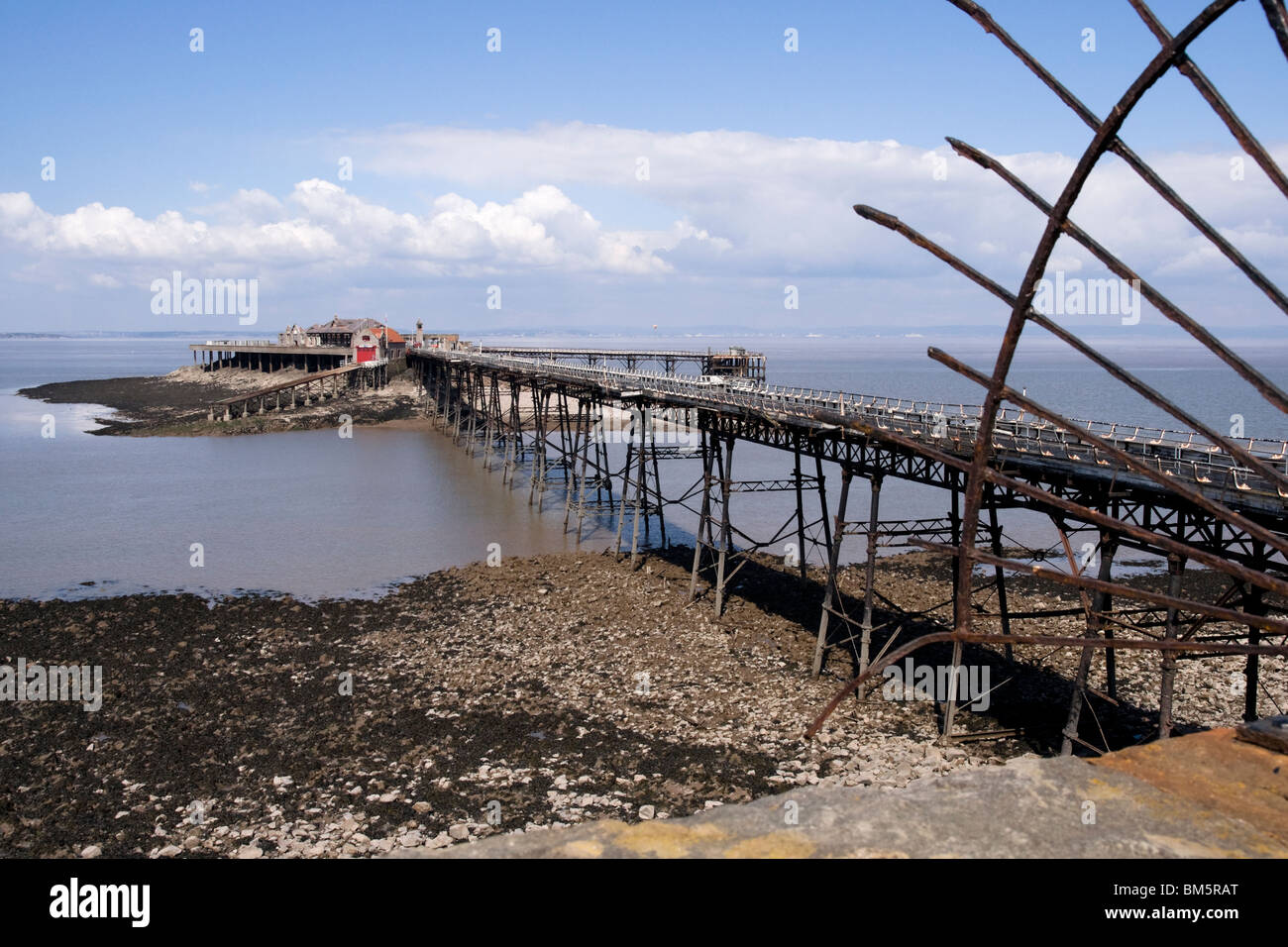 La corsa verso il basso e insicure Birnbeck Pier a Weston-super-Mare, Somerset REGNO UNITO Foto Stock