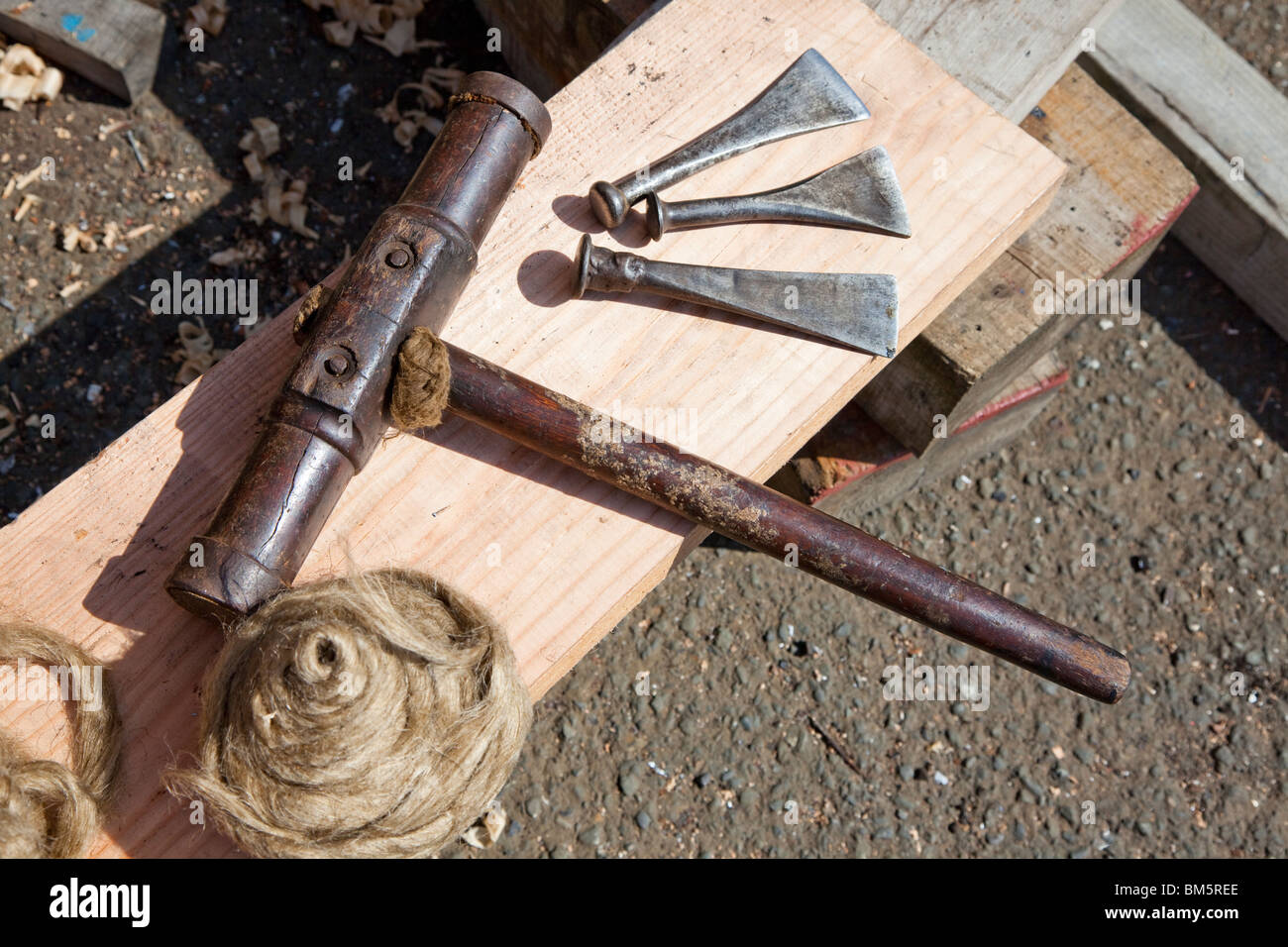 Attrezzi di falegnameria di una nave master builder, compreso un martello di cianfrinatura, cianfrinatura, ferri da stiro e imballaggio oakum Foto Stock