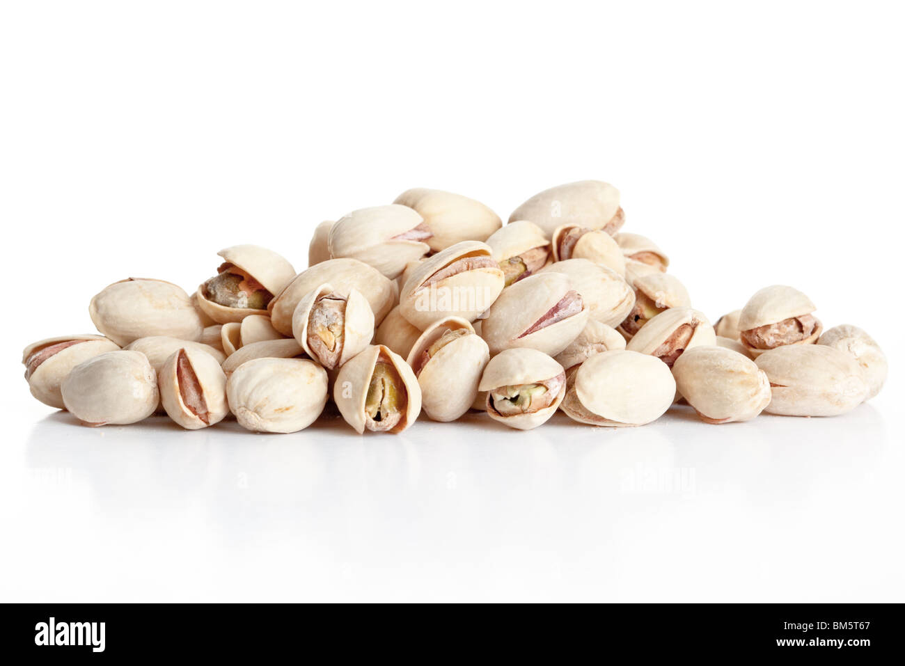 I pistacchi su uno sfondo bianco. Foto Stock