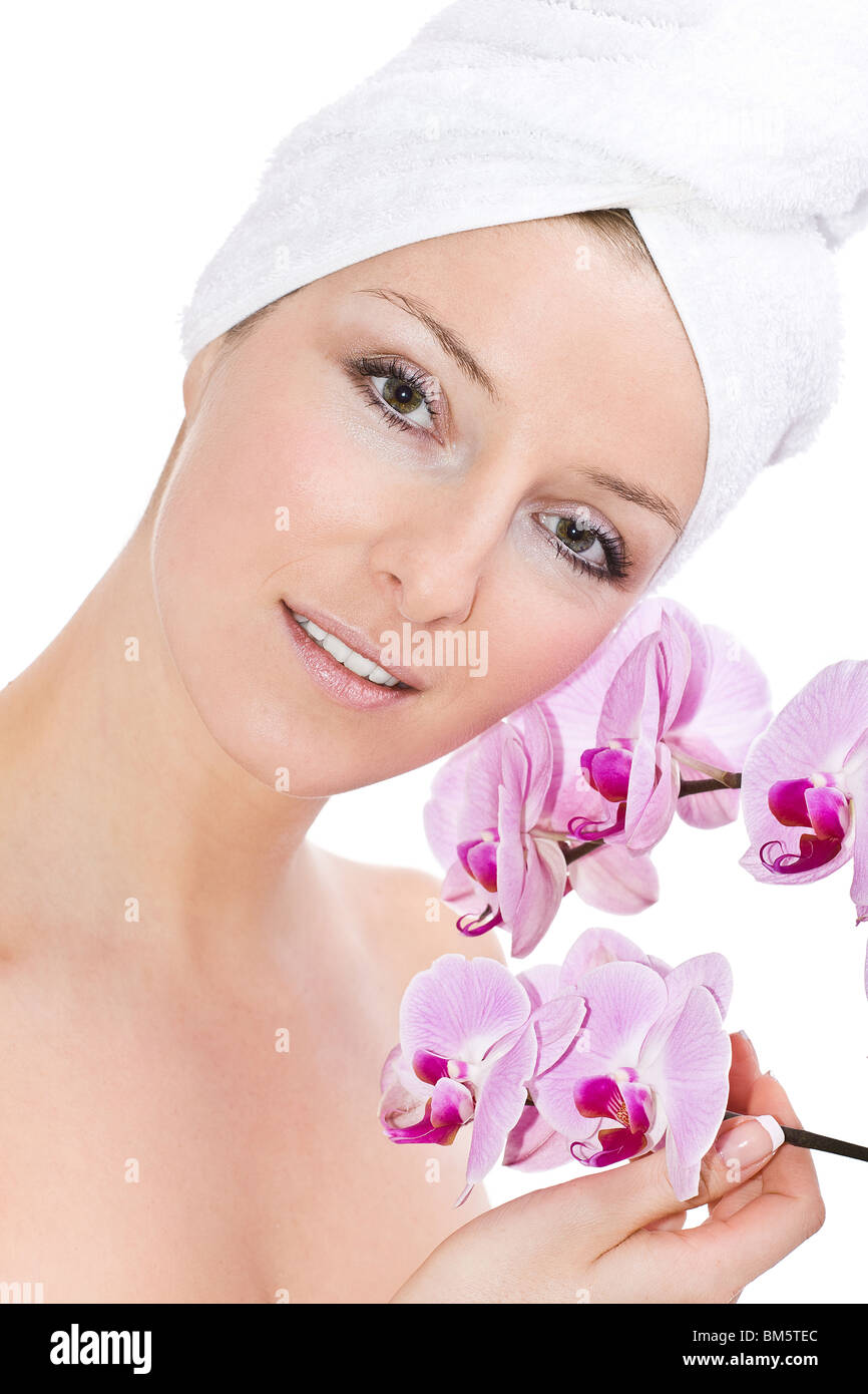 La donna caucasica con asciugamano turbante e violetta fiori di orchidea bianca su sfondo isolato Foto Stock
