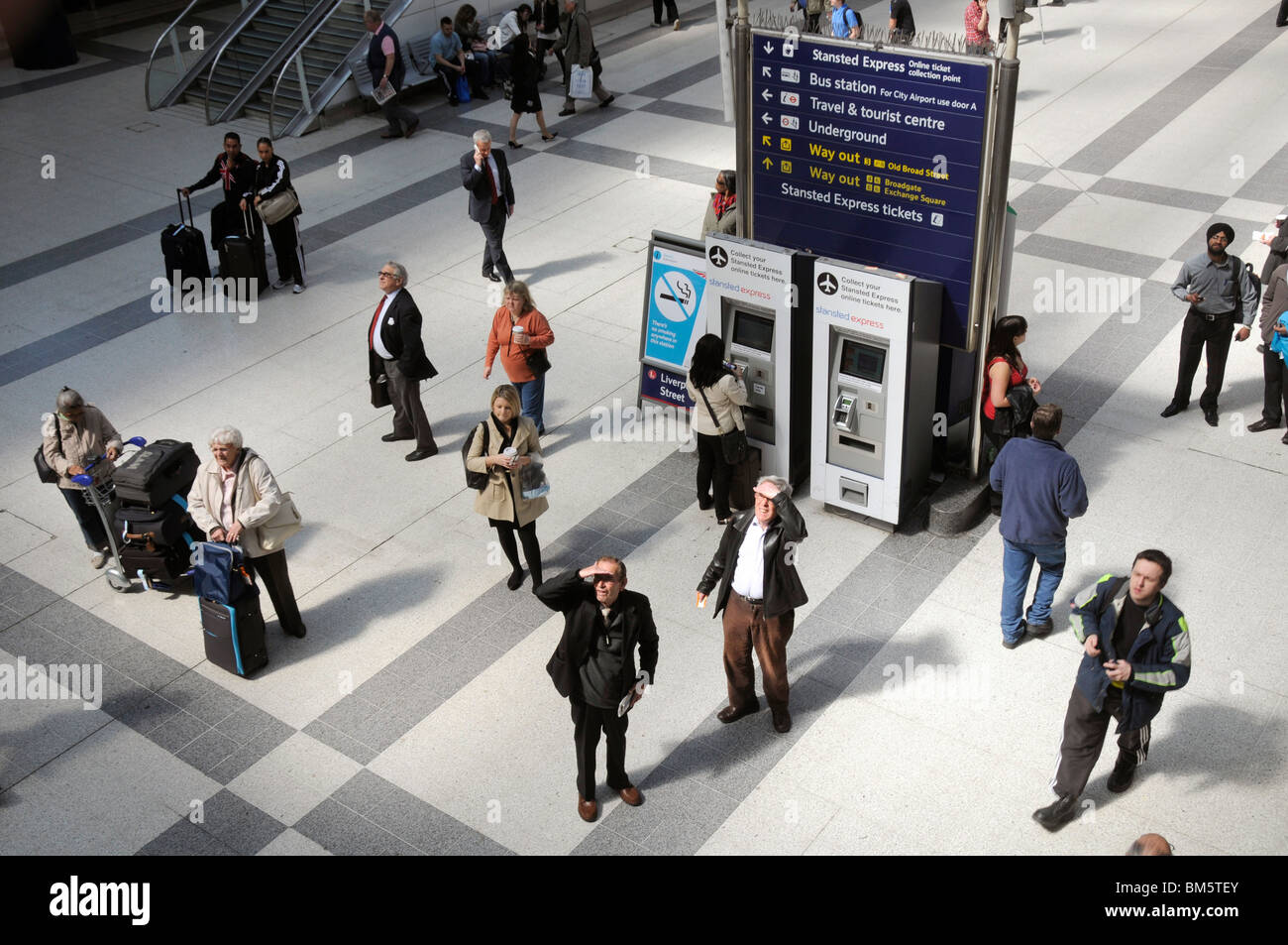 Regno Unito pendolari a Liverpool Street Station di Londra Foto Stock