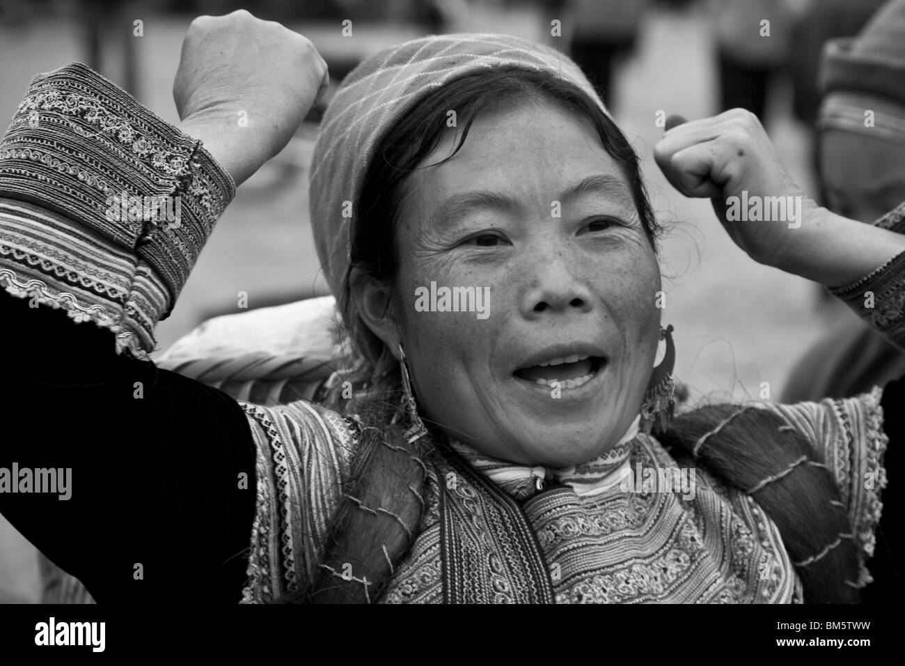 Flower Hmong Hill Tribe Donna, Bac Ha Mercato, Vietnam Foto Stock