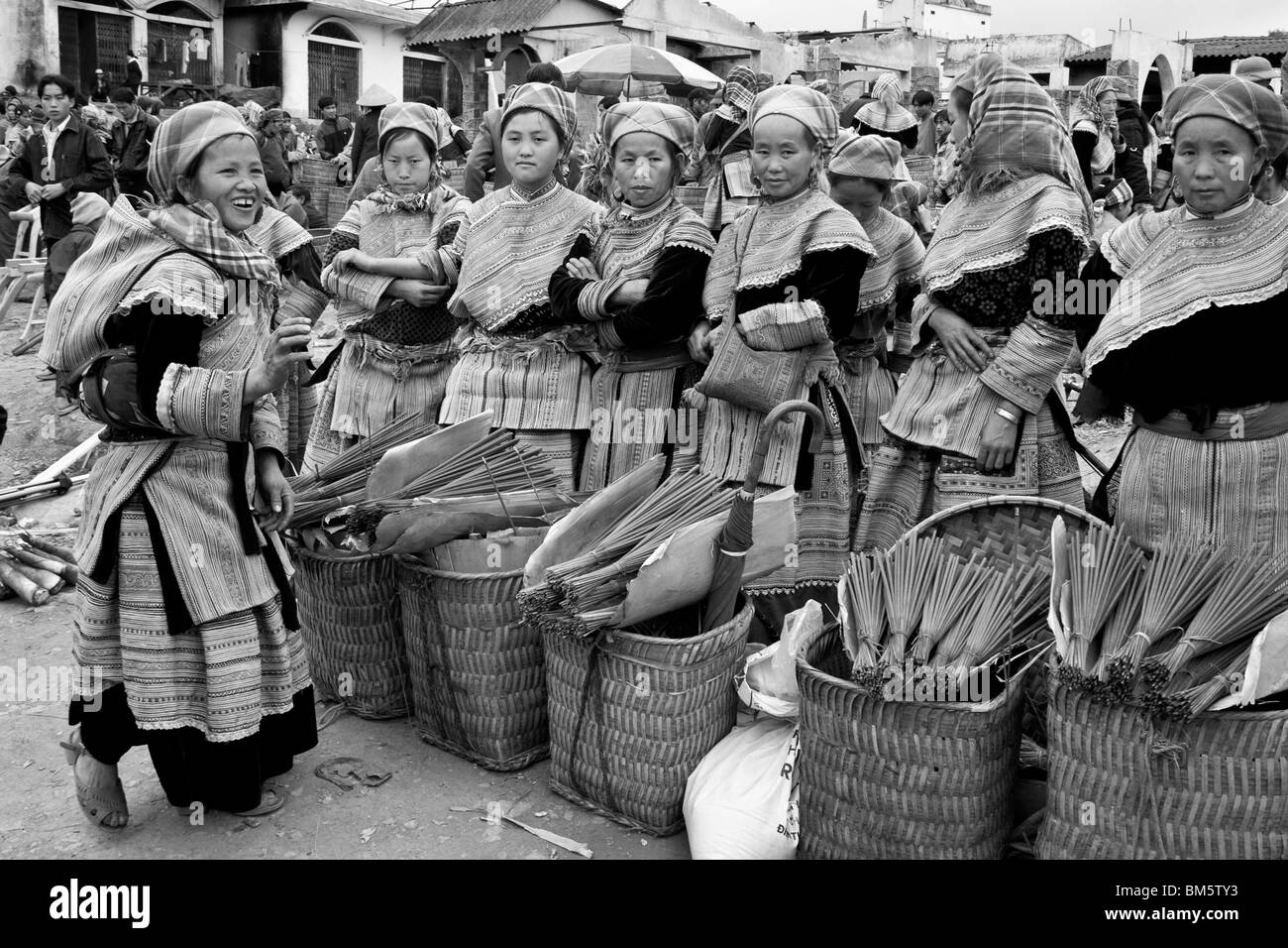 Flower Hmong Hill Tribe donne, Bac Ha Mercato, Vietnam Foto Stock