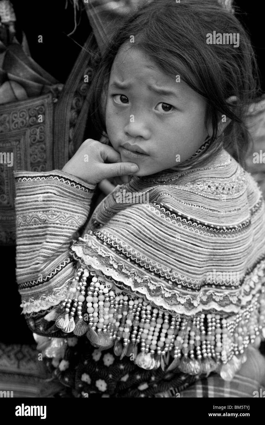 Flower Hmong Hill Tribe Bambino, Bac Ha Mercato, Vietnam Foto Stock