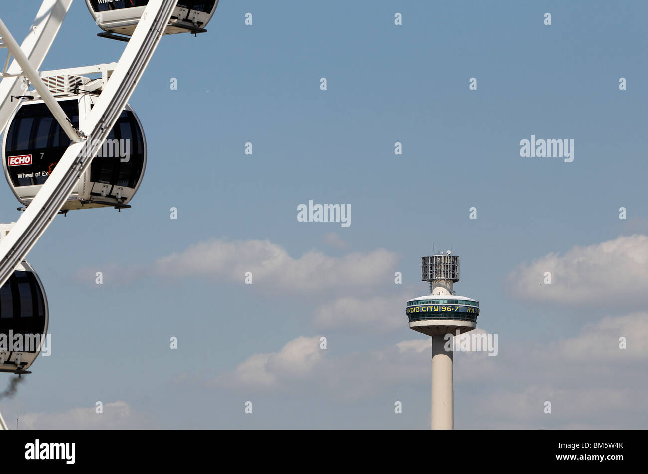 La ruota di liverpool con Radio City Tower in backgroud Foto Stock