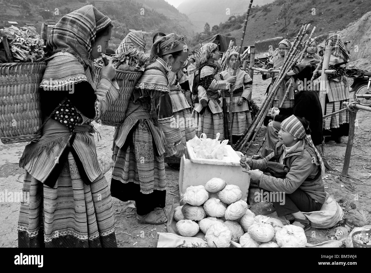 Flower Hmong Hill Tribe Donna, può cau mercato, Bac Ha, Vietnam Foto Stock