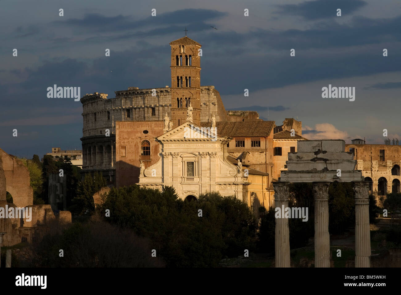 Una vista del Colosseo, in basso al centro, visto da Roma Il Foro Romano, Italia. Foto Stock