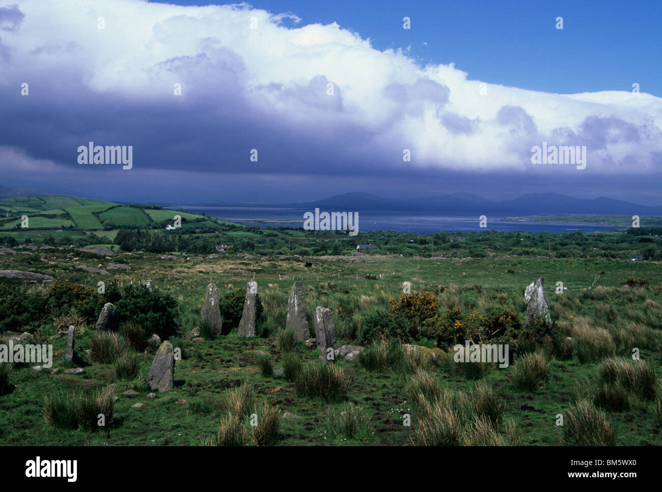 Una depressione atlantica rotoli in oltre ardgroom cerchio di pietra, con Kenmare Bay in background, sulla costa occidentale dell'Irlanda. Foto Stock