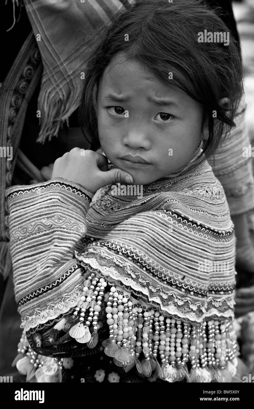 Flower Hmong Hill Tribe Bambino, Bac Ha Mercato, Vietnam Foto Stock