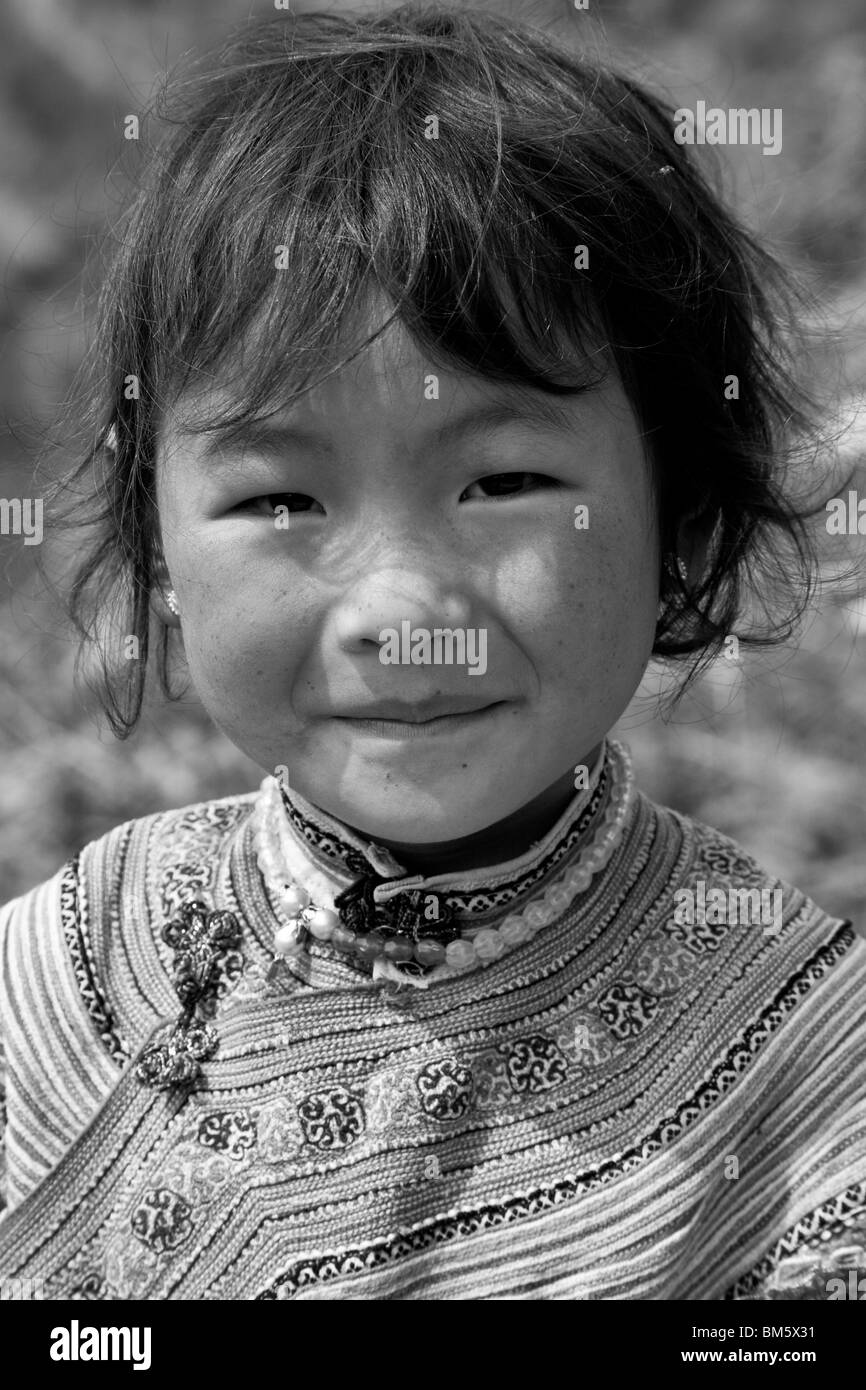 Il Vietnam rurale, Flower Hmong Hill Tribe Bambino, Bac Ha, Vietnam Foto Stock