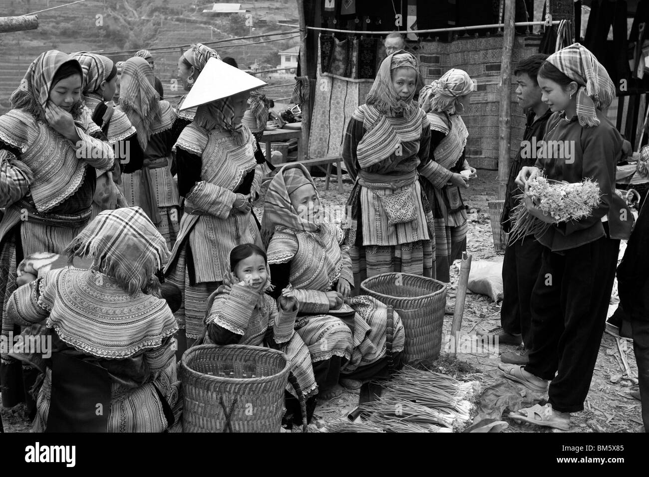 Flower Hmong Hill Tribe Donna, può cau mercato, Bac Ha, Vietnam Foto Stock