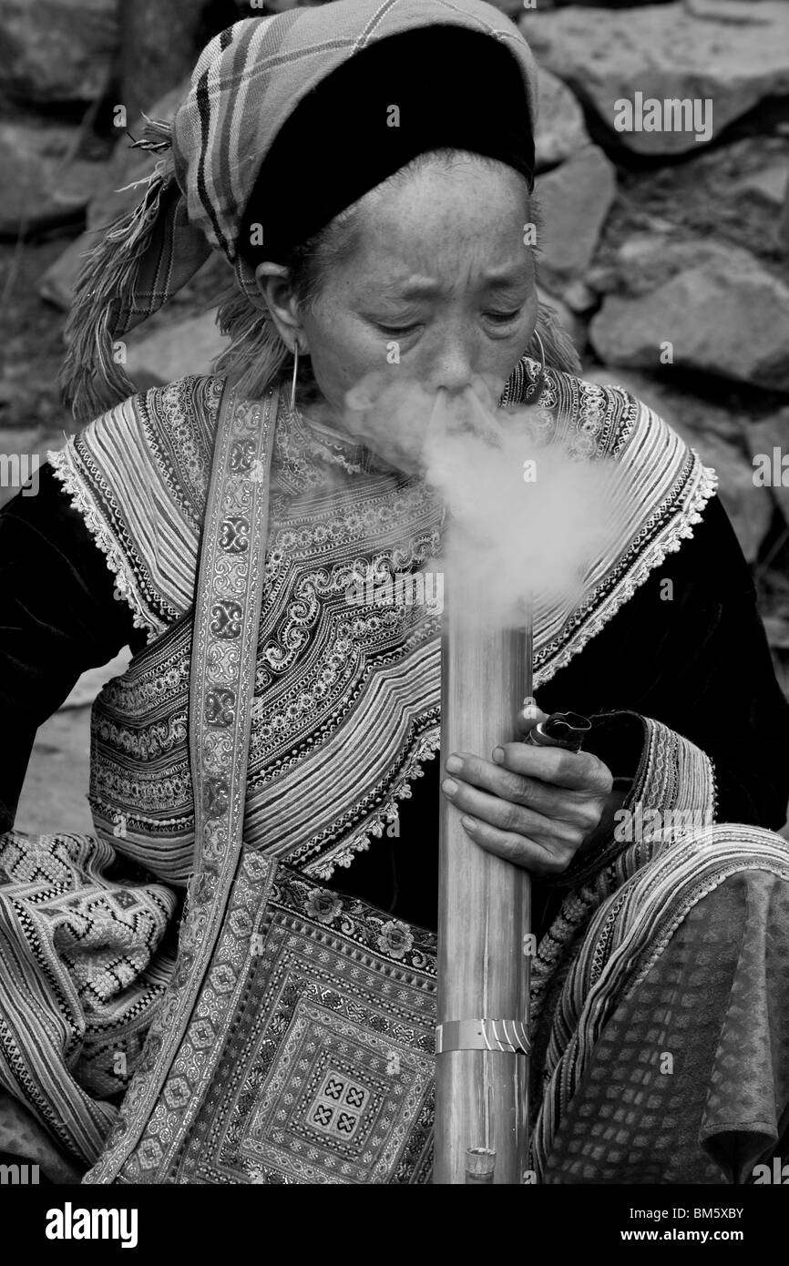 Flower Hmong Hill Tribe donna tubo di fumo, Coc Li Mercato, SAPA, Vietnam Foto Stock