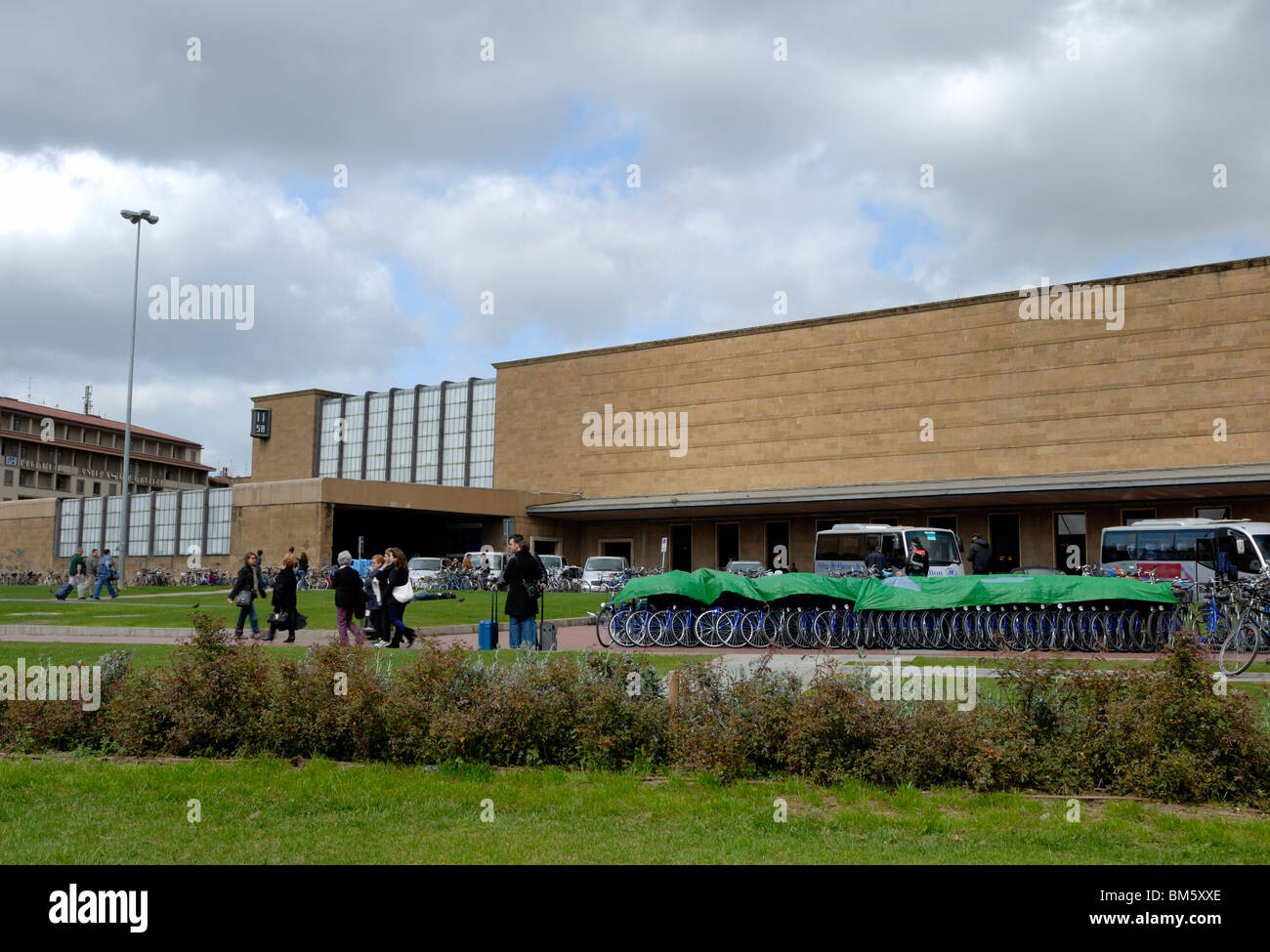 La Stazione di Santa Maria Novella, noto anche come Stazione Centrale Firenze stazione ferroviaria, è un ottimo esempio di come la moderna ..... Foto Stock