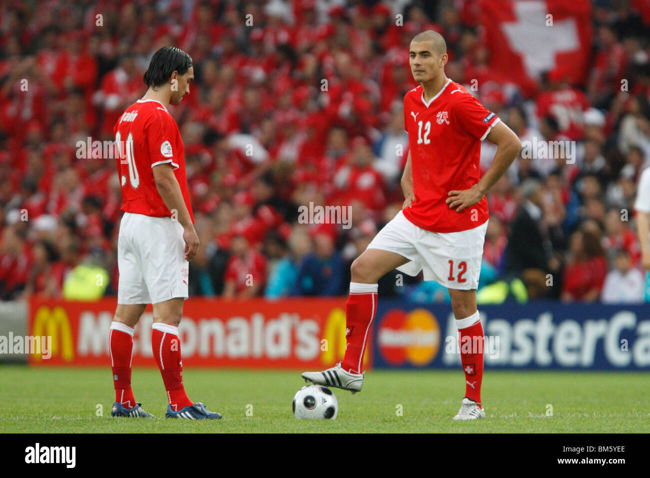 Hakan Yakin (l) e Eren Derdiyok (r) della Svizzera preparare per il kick off di UEFA EURO 2008 partita di calcio contro la Turchia. Foto Stock