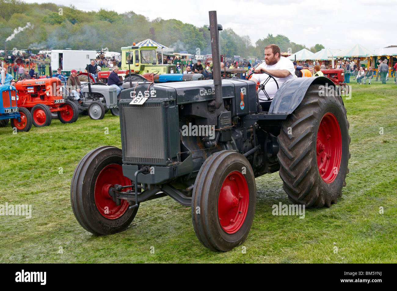 Classici trattori agricoli visualizzati al Bill Targett Memorial Rally svoltasi a Matterley Farm, Winchester il 15 maggio 2010. Foto Stock